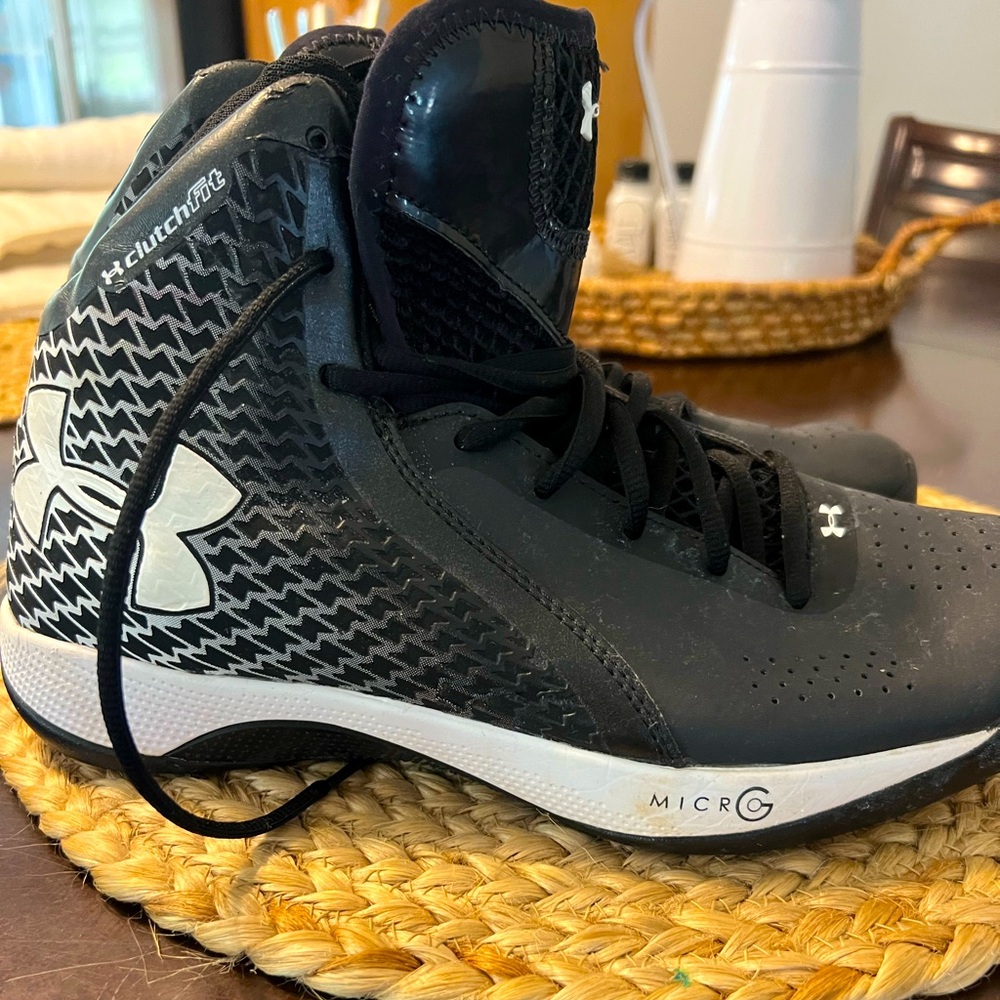 Under Armour Ladies Size 9 Volleyball / Basketball Shoes Black / White